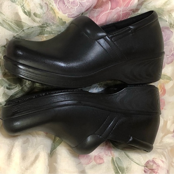 Dr. Scholl's Women’s Black Leather Dynamo Work Slip Resistant Clogs 8.5W - Picture 6 of 10
